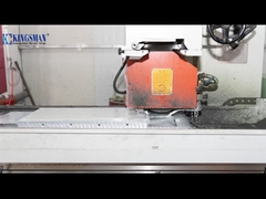 Mostra in officina di produzione di muffe